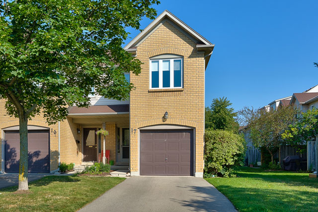 Three Bedroom End Unit Townhome For Sale - 17-2960 Headon Forest Drive, Burlington